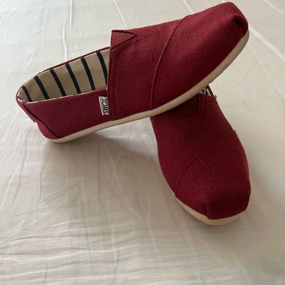 Tom’s. Women’s size 8 very good used condition.